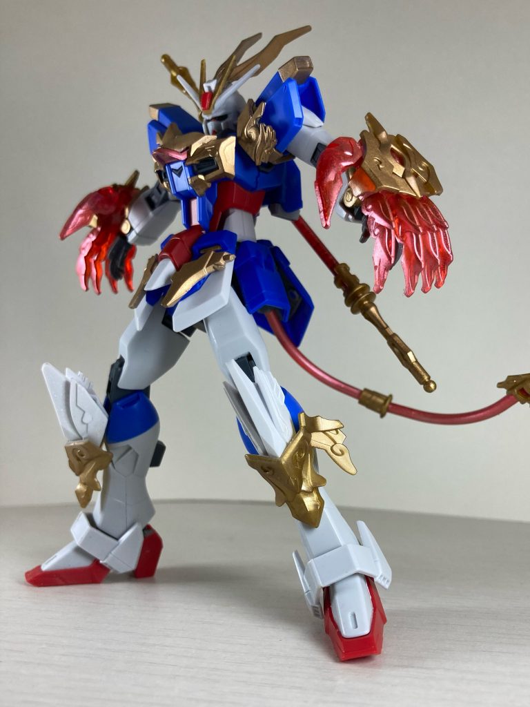 両腕部のシールドは大型クローとして展開可能。