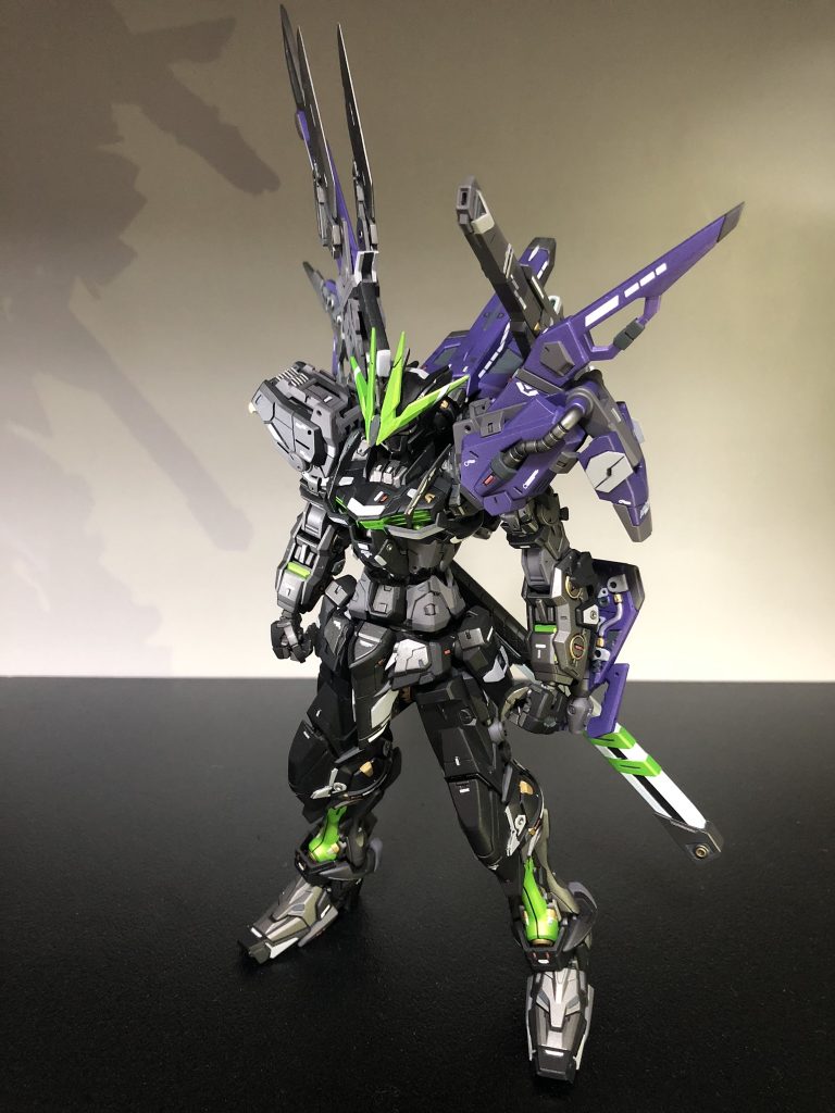 刀、ソード、背部キャノン、ウイング(片翼)、アシンメトリー、黒、緑と好物が溢れ出てます。