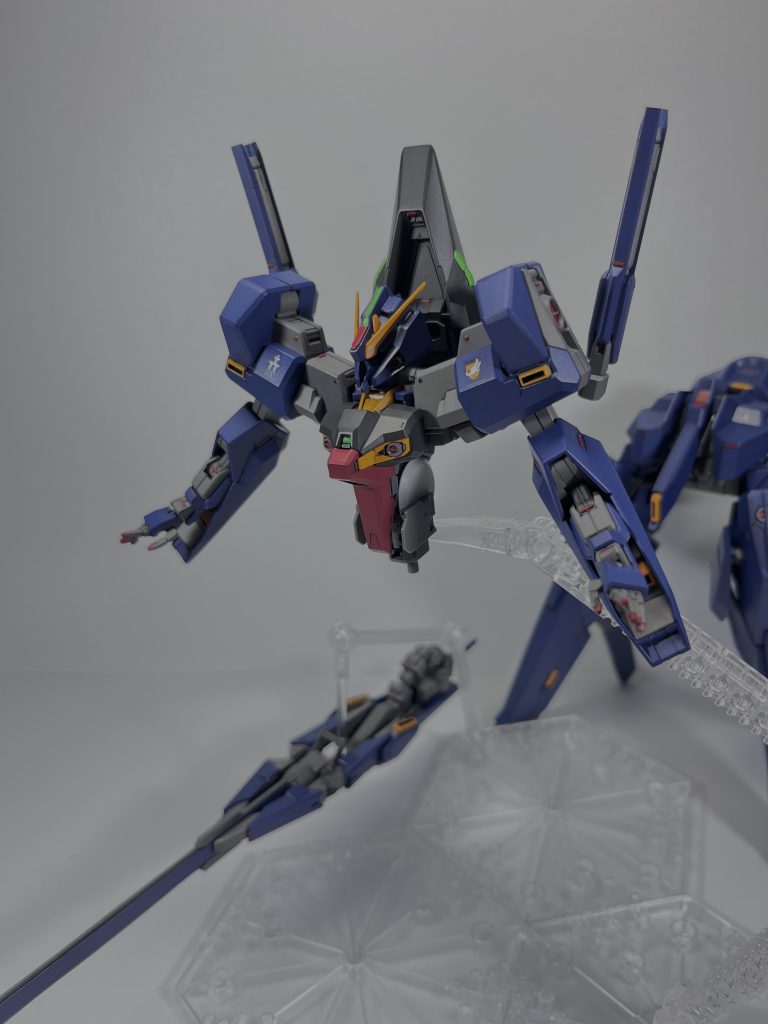 分かりやすいようにトップとボトムに分けて変形していきます。