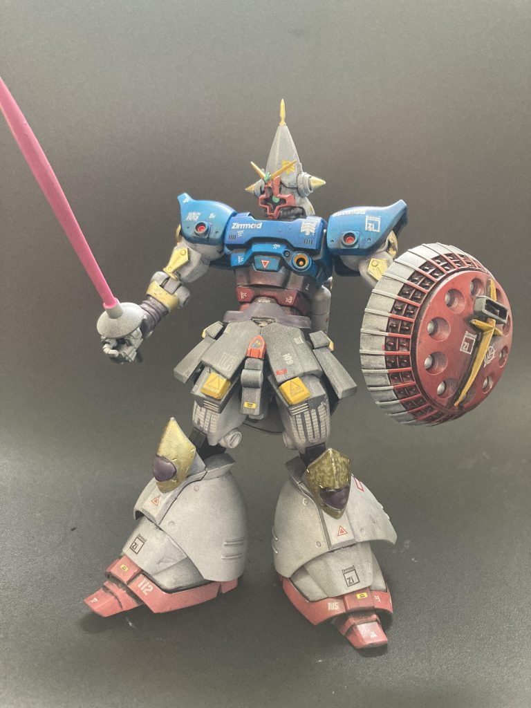 シールドの十字は連邦マークなのかよく解らないけど、オデコのアンテナと共にとりあえず似たヤツを付けて、