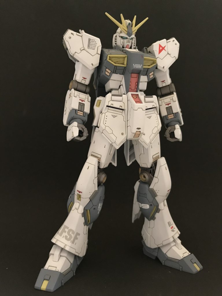 似たような写真ですみません笑 超久しぶりに指定色です。追加武装なんかも無し。プロポーション、ディテール、色だけでカッコ良くなるように頑張りました。自分では満足な出来です。