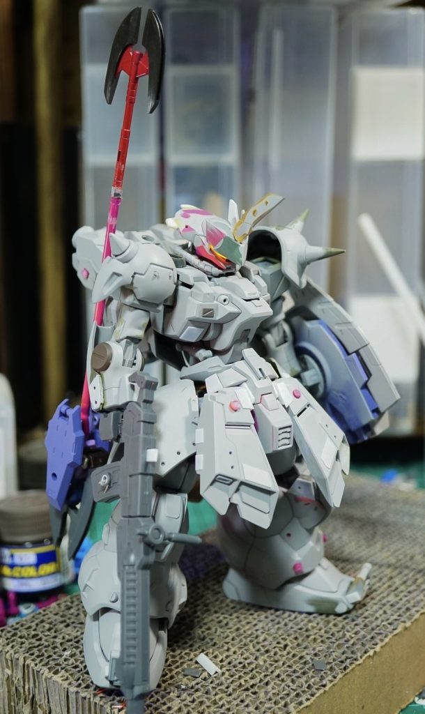 ディテールなど途中の段階ですがサフメイン武装に迷いが見えますね肩でゴツく見せ、腹で一度締めて下半身ドッシリ自分が重量級やる時にやりがちなスタイルです主な使用キットはディランザ、マラサイ、マスターガンダム、シャアザク、シナンジュスタイン、30mmなどなどシナンジュスタインのリアスカートをフロントに使ったのが下半身のドッシリ感に一役買っててお気に入りですバイザーはダナジンのパーツにグエルディランザのブレードアンテナをくっつけて整形してます