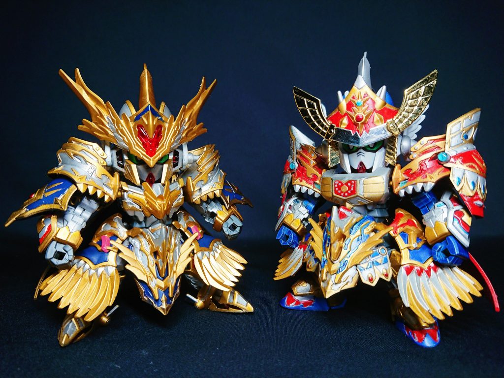 以前に制作したキングガンダム ヒーローズVer. と。並べると情報量過多です。キングでも触れていますが、過剰装飾なのにヒーローズの中では塗装は楽な方なので、マスキングは非常に楽しかったです。