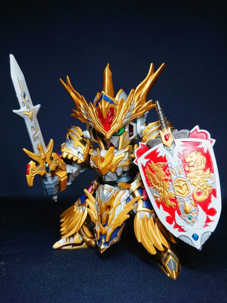 ヴァトラスの剣&キングシールドさすがにキングガンダムをオマージュしているせいか、違和感まったくありません。赤部分を青系に塗装して専用のシールド作るのもいいかも。