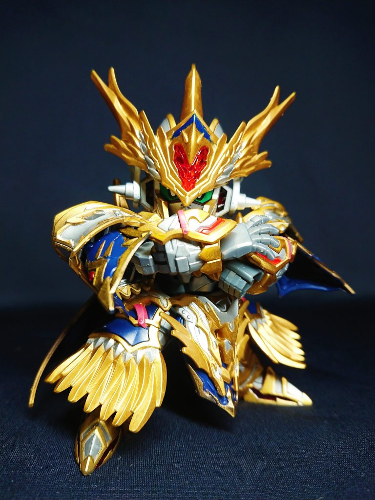 ナイトワールドを治める若き騎士王。その性格は騎士らしく実直で思慮深い。その為、臣下や国民からの人望も厚い。代々ハロを継承しており、同じくハロを所持する劉備に興味を持ち、決闘することとなる。その決闘の最中にアーサーは劉備に、力と正義の在り方を説く。