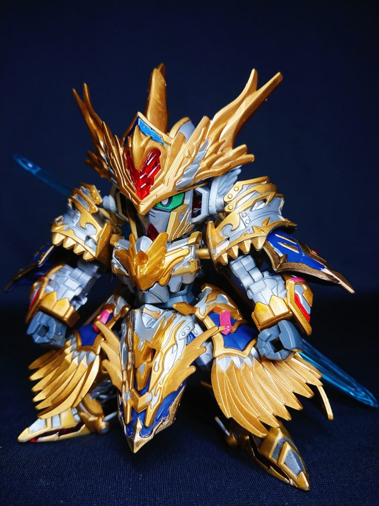 各部に見られる細かな赤いカラー部分は、一部を除いて入れず、全体のメインカラーをシルバーでシャープさ重視に。王剣エクスカリバーは、同じクリアブルーのランナーを切り出し、マントパーツの穴に懸架しています。