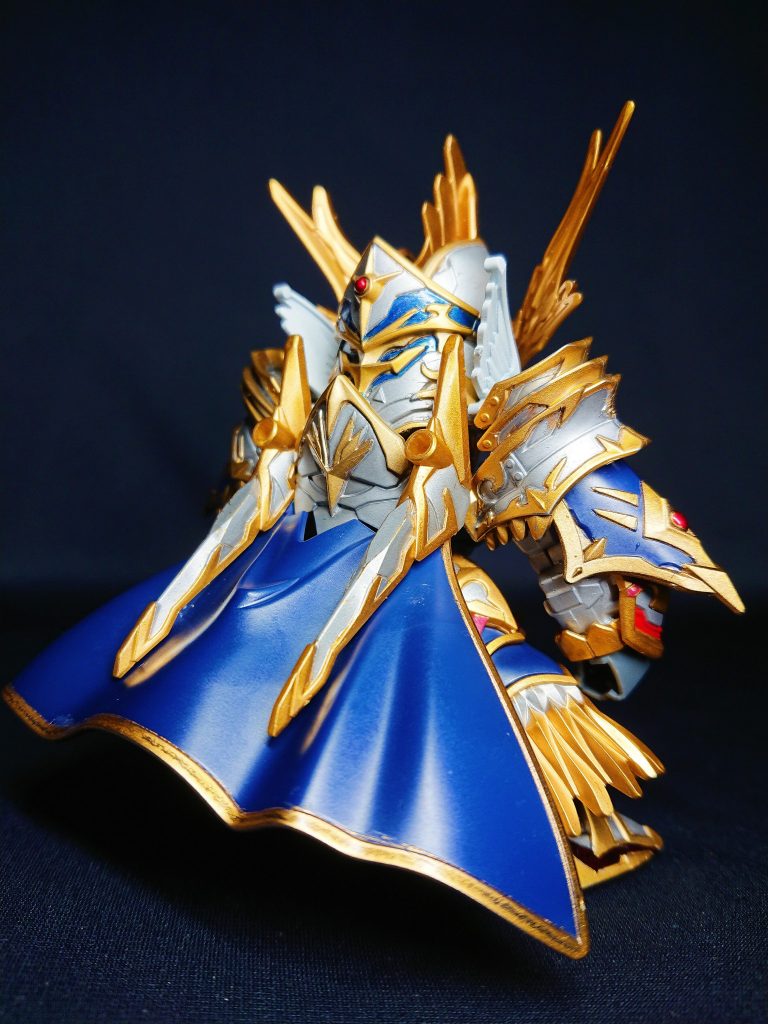 赤カラーが減ったぶん引き締まった感じがします。手 抜 き で は あ り ま せ ん 。残念なのは、マントの上部分が肩に干渉し、これ以上マントを翻せないことです。