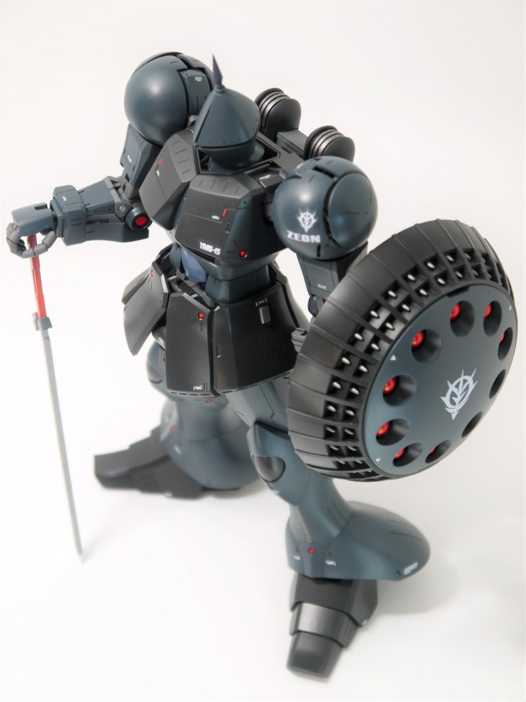 暗いボディ色だと、各部のレッドポイントが目立って良いアクセントになります。