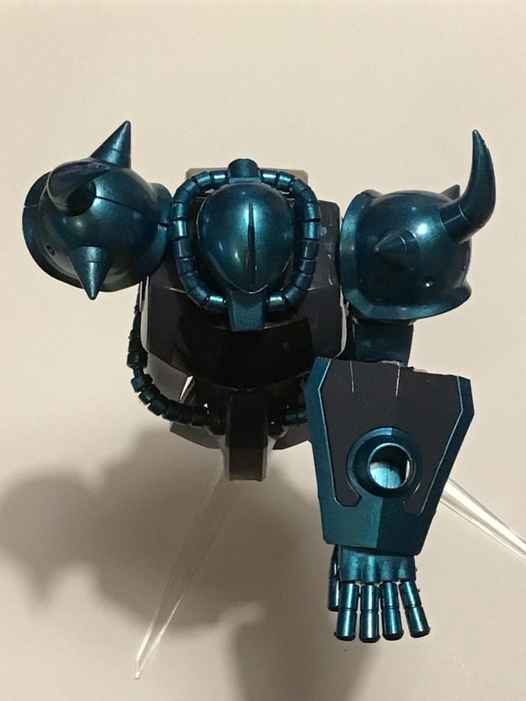 上から見ると、シールドはガンダムに斬られたようになっています。