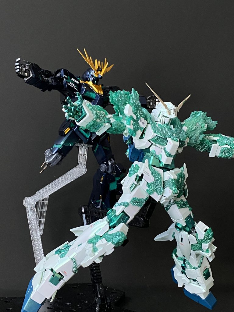 これをしたかったのよ!笑 バンシィが背後霊化して見えるわw手が広げたタイプが欲しくてパーツ注文探したけどSOLDOUTでした。残念。