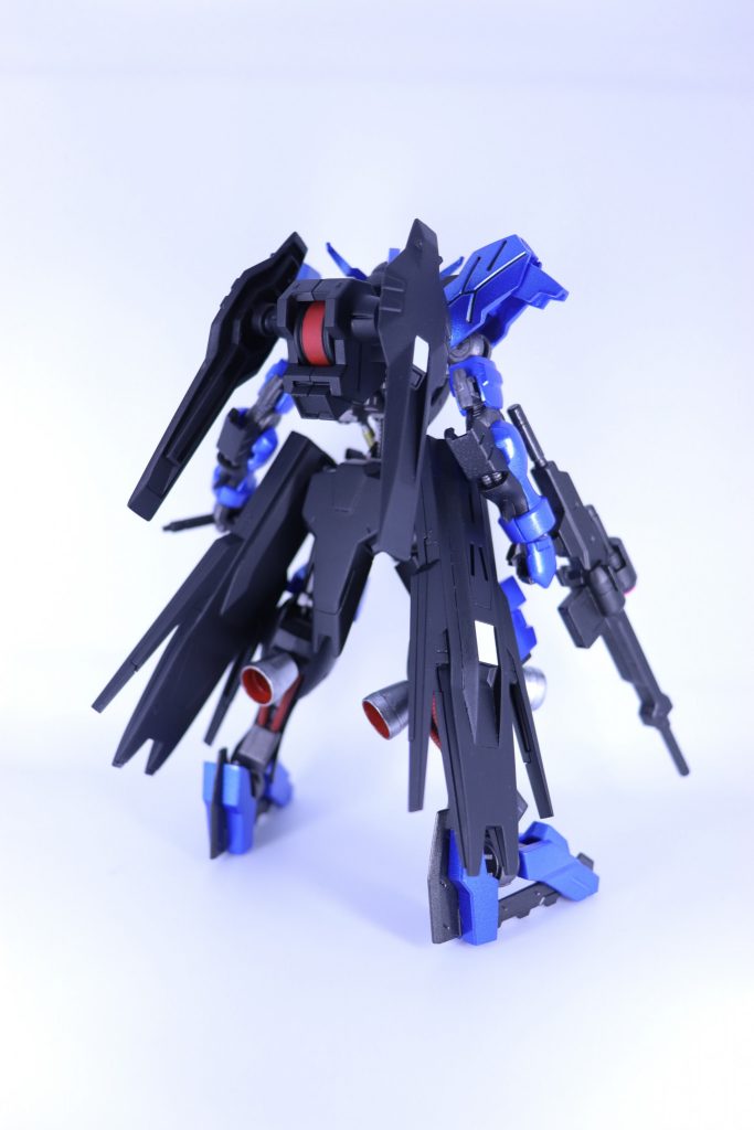 バック白の塗り分けは付属のシールを使ってサボりました。