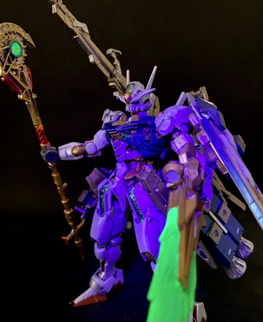 クリアパーツに若干の蓄光パウダーを仕込みました。電磁マンみたい。