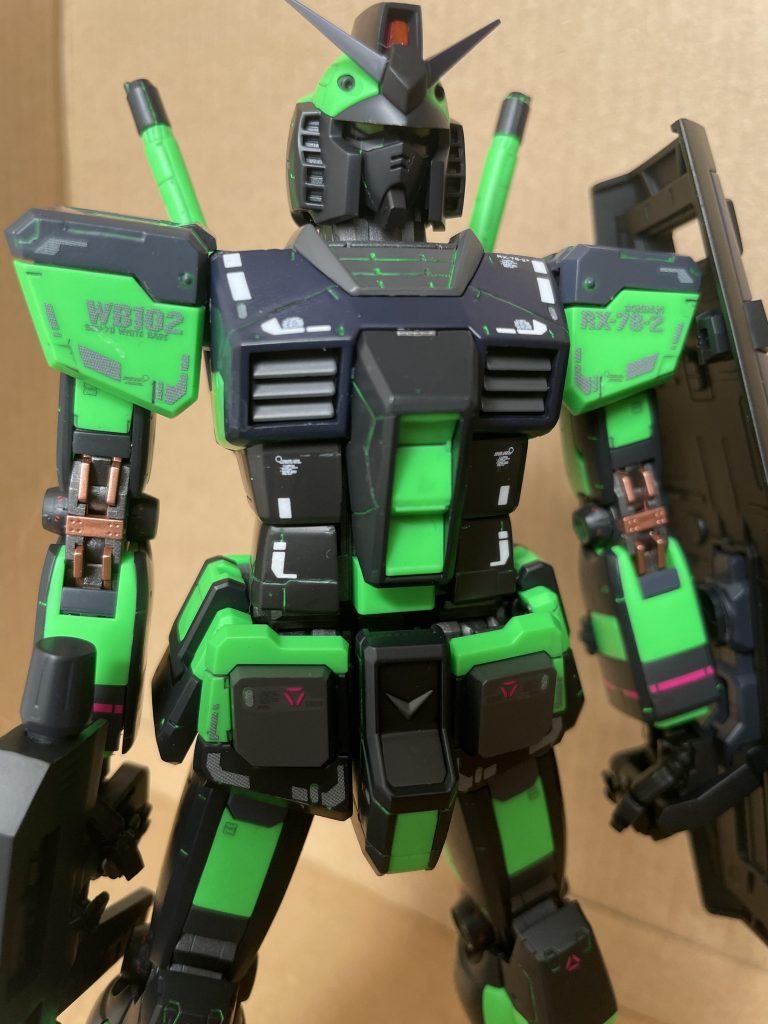 スミ入れにも蛍光の水性アクリルを使用しました。カンペハピオというメーカーのチューブタイプの塗料を水とマジックリンで薄めて使用しました。