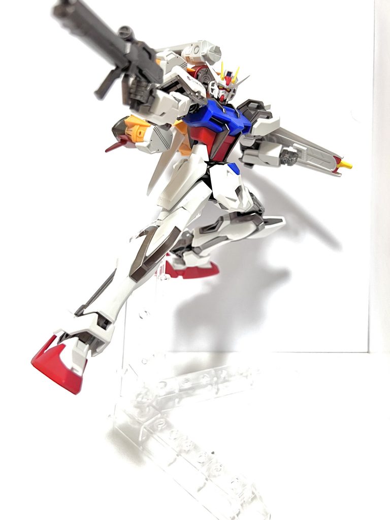 もともとはエールストライクかパーフェクトストライクを作りたかったのですがどこにもなかったので家にあったガンバレルを使いました。簡単仕上げで素体の良さも出しつつカッコよくしたいと思っていたのでなかなか良くできて気に入っています。まずガンバレルストライク知ってる人いるかなぁ(｡-_-｡)