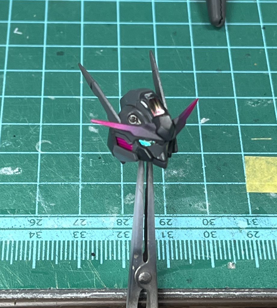 ツインアイと後頭部センサーは付属シール上にオーロラブルーシール更に蛍光グリーンレジンメタルパーツ頭部バルカン1mm最後まで見ていただき有り難う御座いました😊