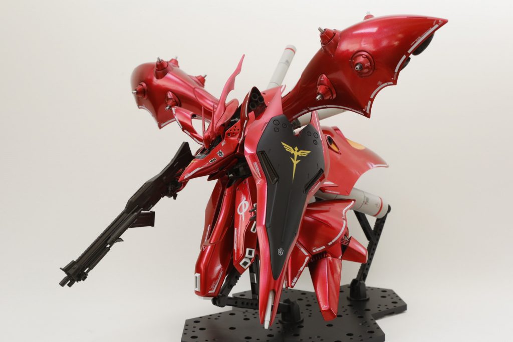 アクションベース2個使用。アームの角度調整がかなりシビア。浮かせて飾るときはスカート下のプロペラントタンクを下げるとバランス取れて良い感じ。