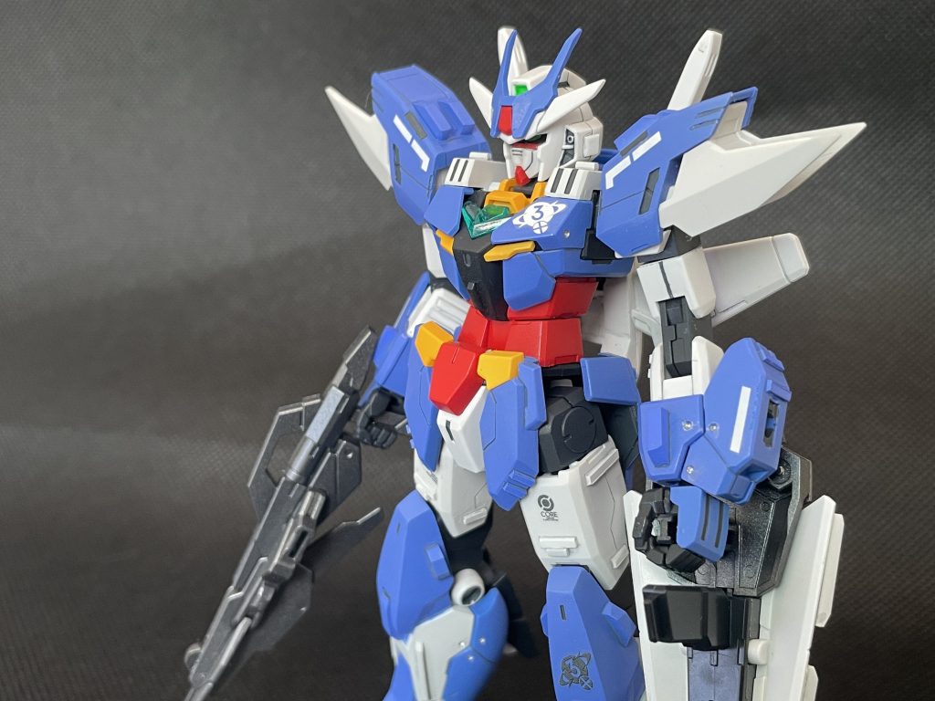 スジ彫りが苦手なのでセイラマスオ氏の作例などを参考にしつつプラ板でディテールアップを行いましたがなかなか格好よくなったと思います。肩と脚の白パーツはプラ板を貼り付けて尖らしてます。