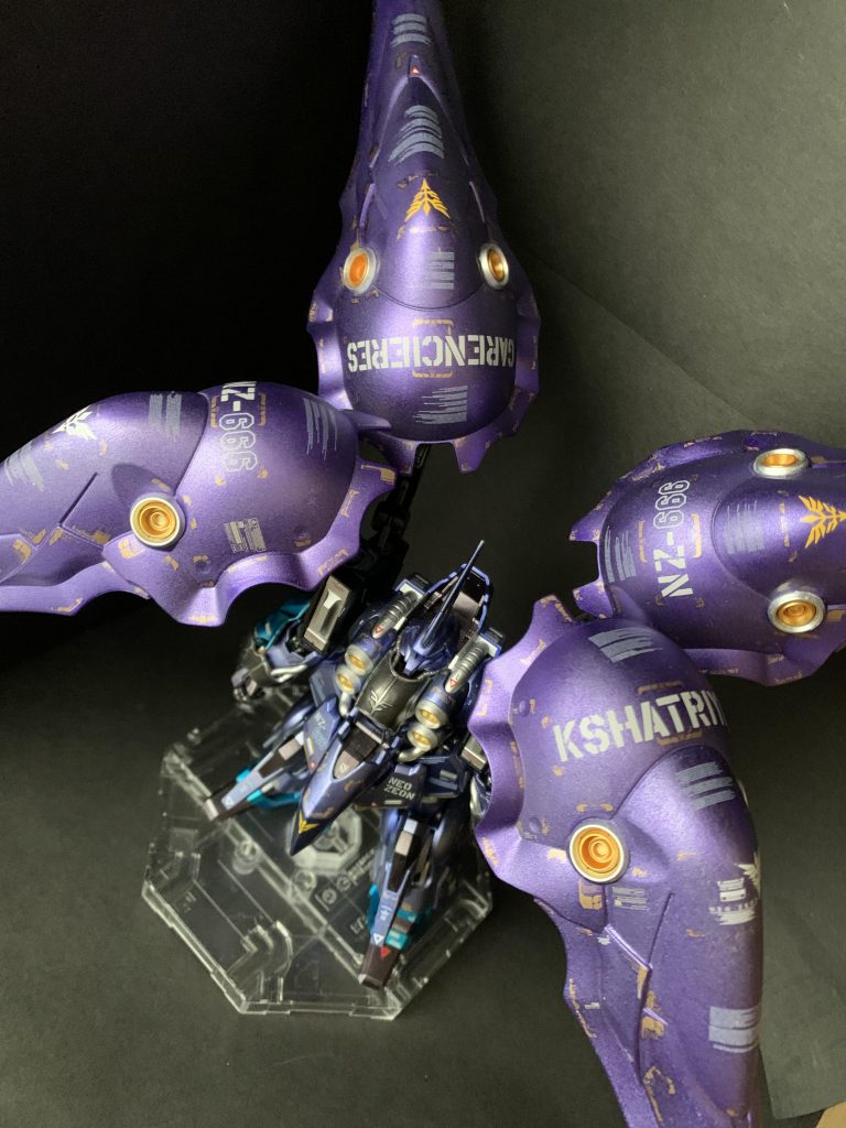 デカールをこれでもかっていうくらい貼るのを目標？に作成し、本体に約400枚、バインダーひとつにつき約100枚のトータル800枚以上で仕上げました。カラーリングと相まってそこまでゴテゴテにならなかったので結果オーライかなと。