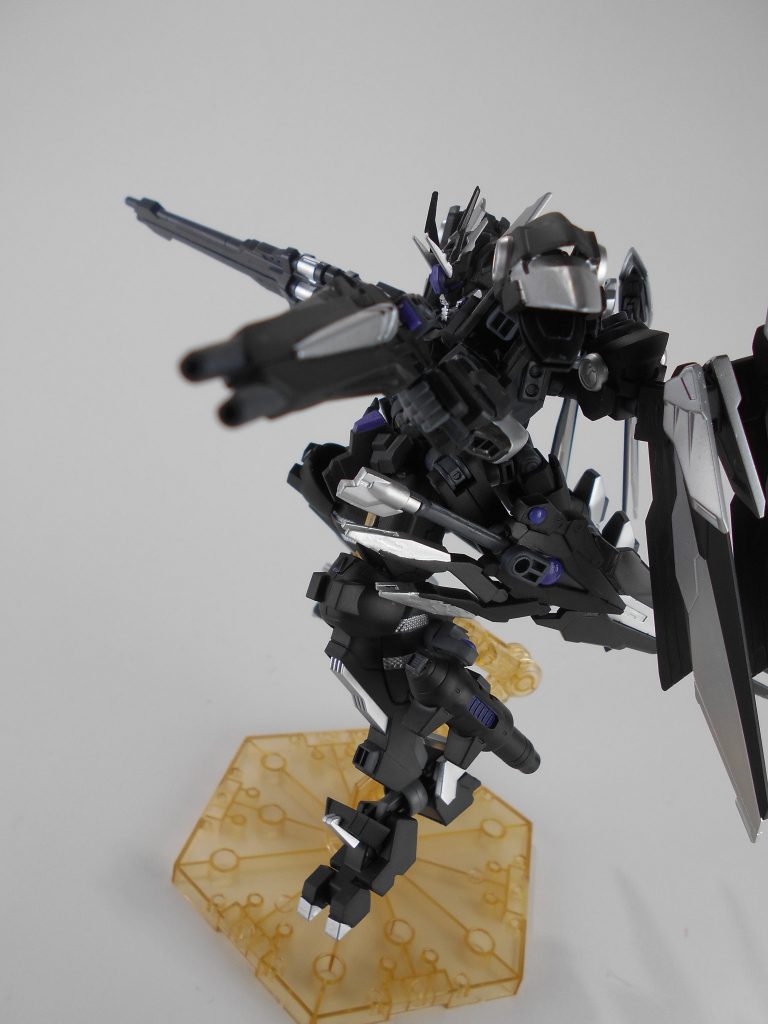 ダブルビームライフル、「ヴィスーロ」。フェニーチェのビームライフルを上下につけてダブルビームライフルにしました。ハードポイントも設けてるため、未使用時は腰に携帯できます。「ヴィスーロ」はギリシャ語で「陰雨」のアナグラムです。