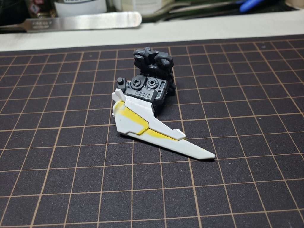 腰部のフロントスタビライザー部分の加工です。バトルアームアームズにあるパーツでパテで違和感無いように加工しました。