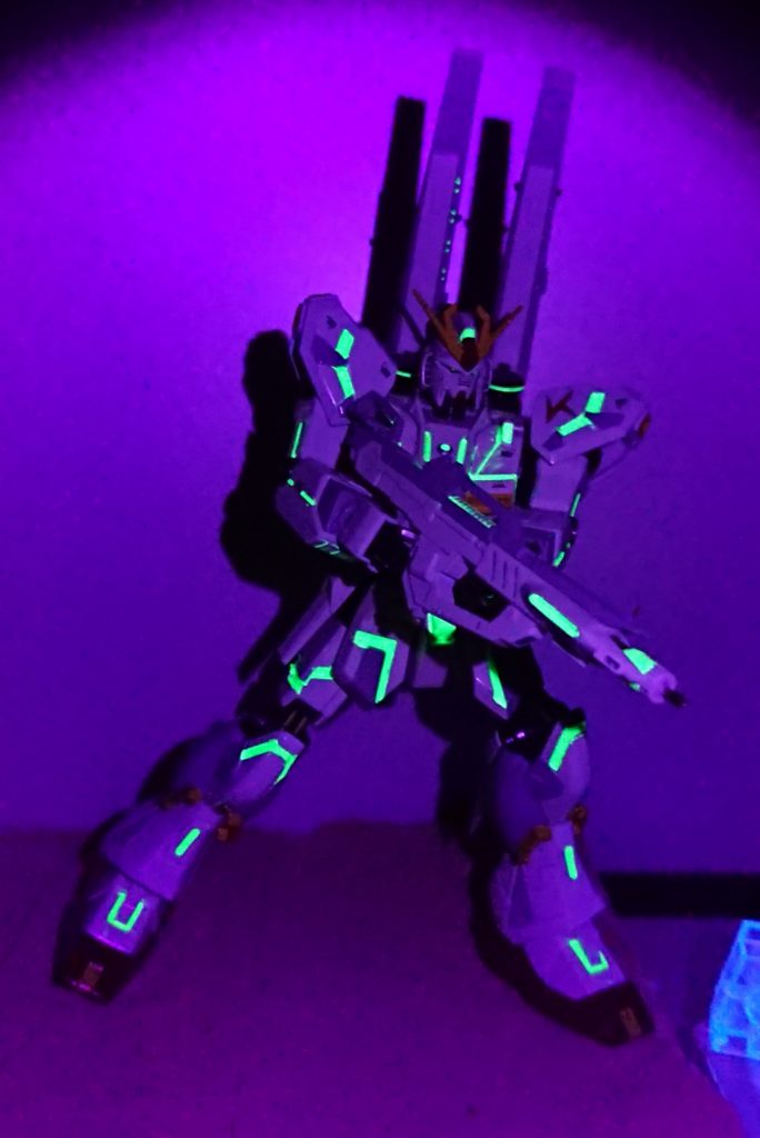個人的にガンダム系は軽装が好みなので、それでも強そうな感じになれば良いかなぁ、と結果オーライにはなったと思います(;・∀・)2023.10.19デカール追加、ブルーライト発光の画像を2枚追加しました。最後までご覧頂き、ありがとうございましたm(__)m