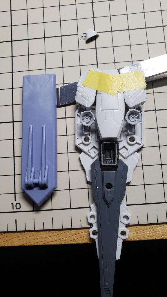 シールドのアイデア出しのときの写真です。いろいろなガンプラパーツを組み合わせているときに顔に見えたのでその方向で作ることを決めました。