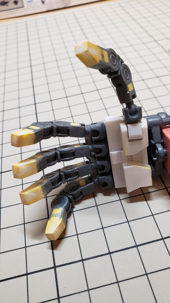 自作のナックル部の手の平です。基本的にガンプラ同士を繋ぐ部分に違和感が出ないように自作パーツを作るというイメージで作成しました