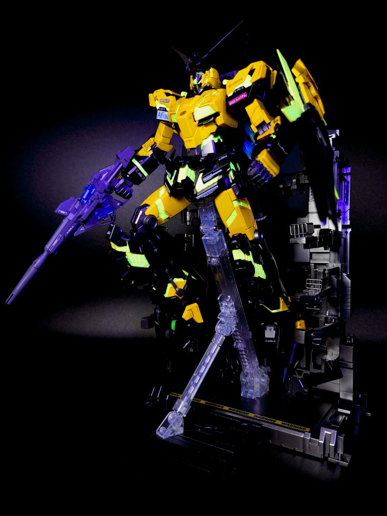 UVライトの力を借りるとサイコフレームを発光させる事ができます