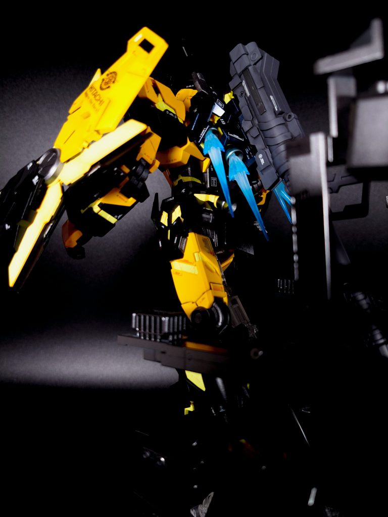 スラスターからの光はクリアホワイトと蛍光ブルーのグラデーション塗装