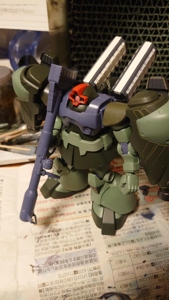 肩にフレキシブルスラスター、背部にミサイルユニット＆ブースター装備。