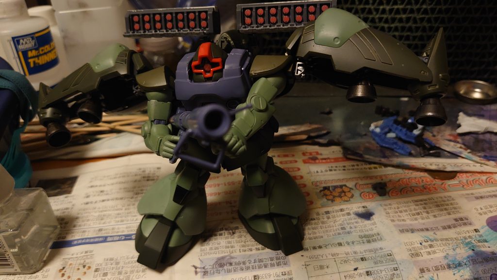 背部のミサイルユニット展開片面1基14発。2基✕両面で56発のミサイルを装備。継続戦能力及び面制圧能力の格段な上昇に。 