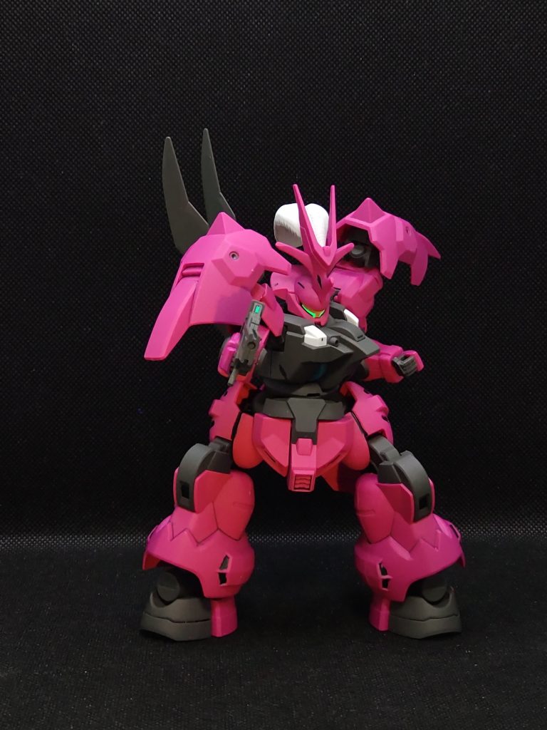 ビームパルチザンを投げ捨ててビームライフルを構えたところです。