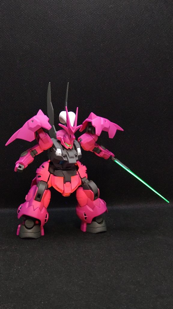 ビームライフルをシールドで防がれたあとの、ビームトーチを構えたところ。