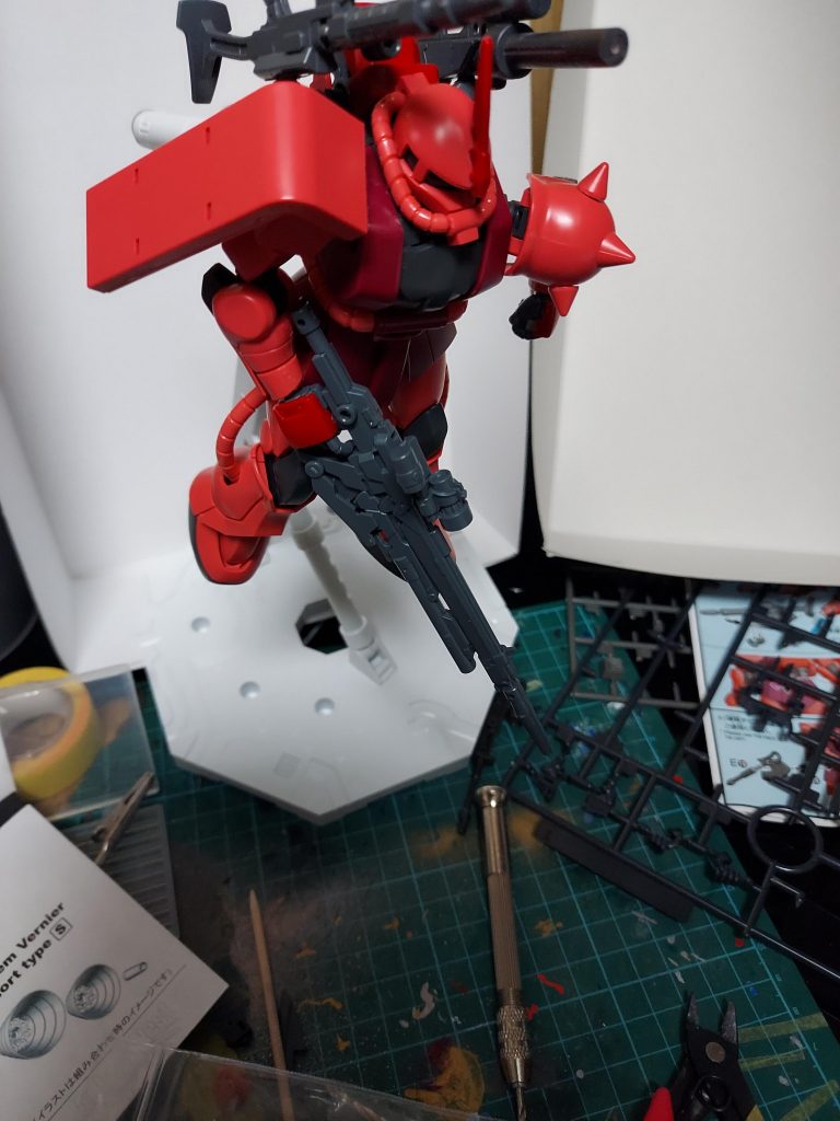 机など多少見ずらいのですが途中経過の写真になっております。最初は赤色に使用と迷ったのですが、マツナガ風にしたかったので、白色にしました。完璧にマツナガ専用機のカラーではありませんが、気に入っている作品です！ 