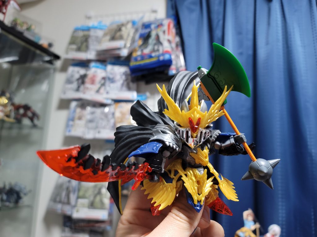 塗装前。アックスは三国伝アッシマーのものに30MMの鉄球。マントはフィギュアのものを加工して装備、その他はレジェンドBBナイトガンダムのバイザーと董卓プロビデンスの各種パーツを使っています。