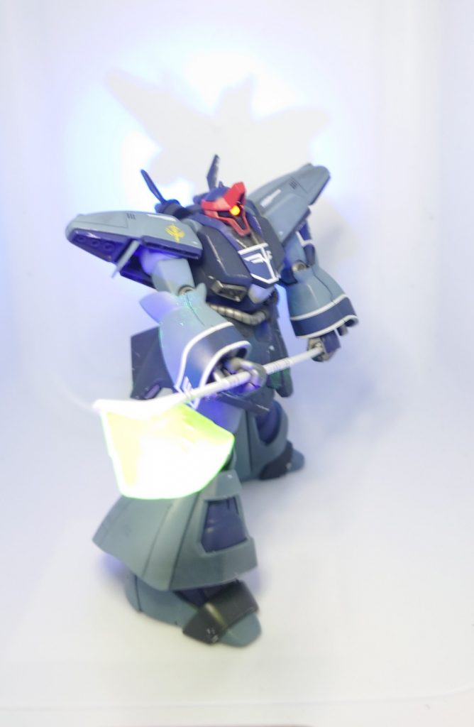 モノアイ、ビームエフェクトは蛍光塗料で発光します。