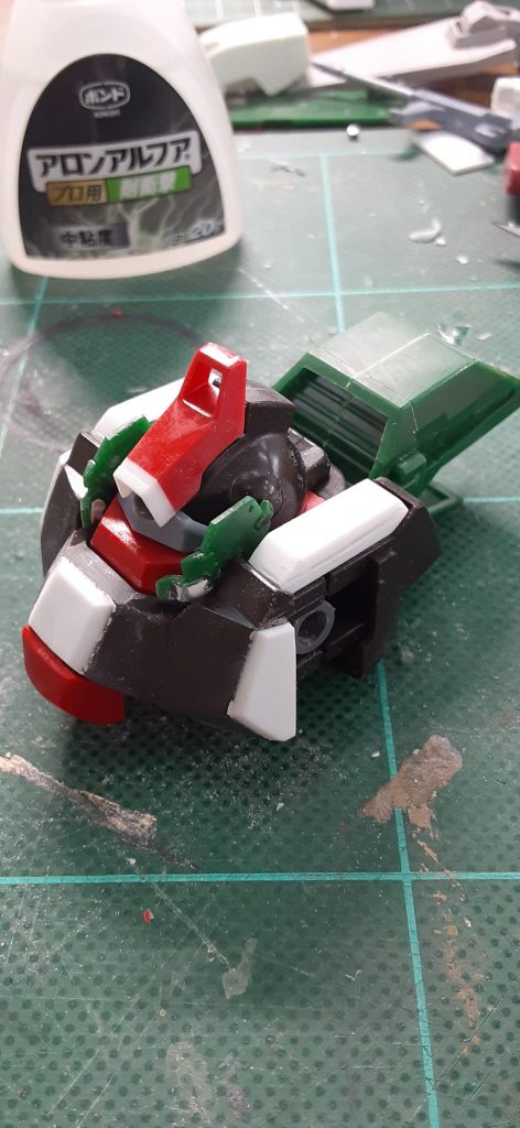 初期のHGリックディアスをプラ板等でボリュームアップしつつデュナメスのジャンクパーツなど合わせていきました。