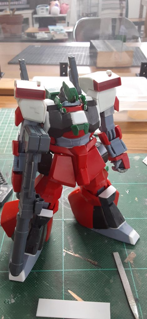 頭部カバーはデュナメスの膝らへんのパーツを加工して使用。脚部は股関節の延長、足首間接延長をしつつ、ハルートのジャンクパーツを切った張ったしました。爪先もプラ板で延長しました。