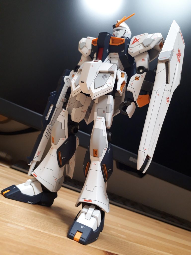 シールド、フロントスカート、肩アーマー、足の裾後部にプラ板ディテール追加。