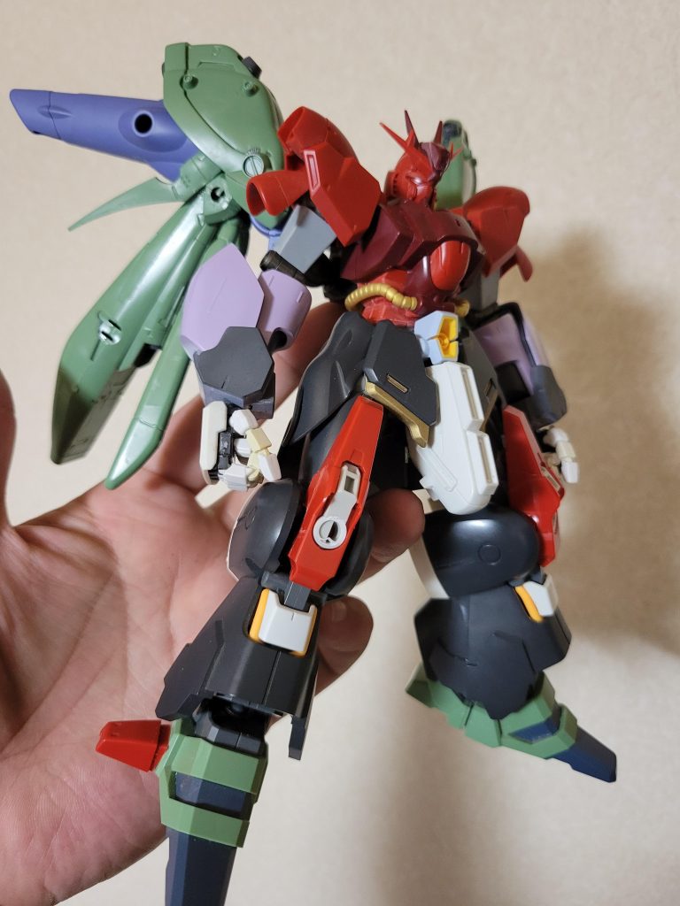 本体はあらかた目処が立ち、背中を弄り始めました。最初はノイエジールのパーツを多く使った推進機器の塊のイメージでした。