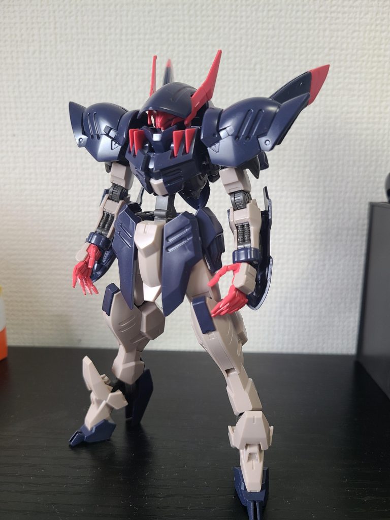 プロポーションはいつもの腰延長と肩位置の変更です。元々背が高いので他のガンダムフレームと並べたとき浮かないように腰の延長を控えめにしてます。