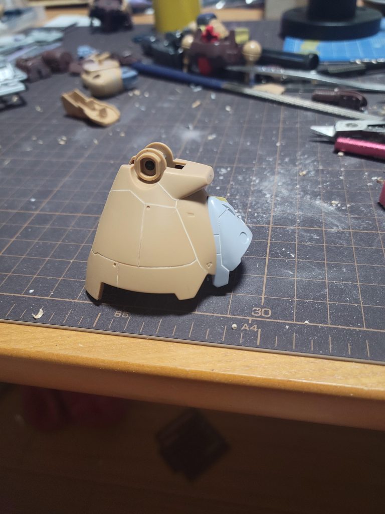 パーツをくり抜いてバーニアが埋まるように調整後、もともとバーニアにあったディテールに合わせてスジボリを繋げるといい感じになりました♪ 以上、ご覧いただきありがとうございました!