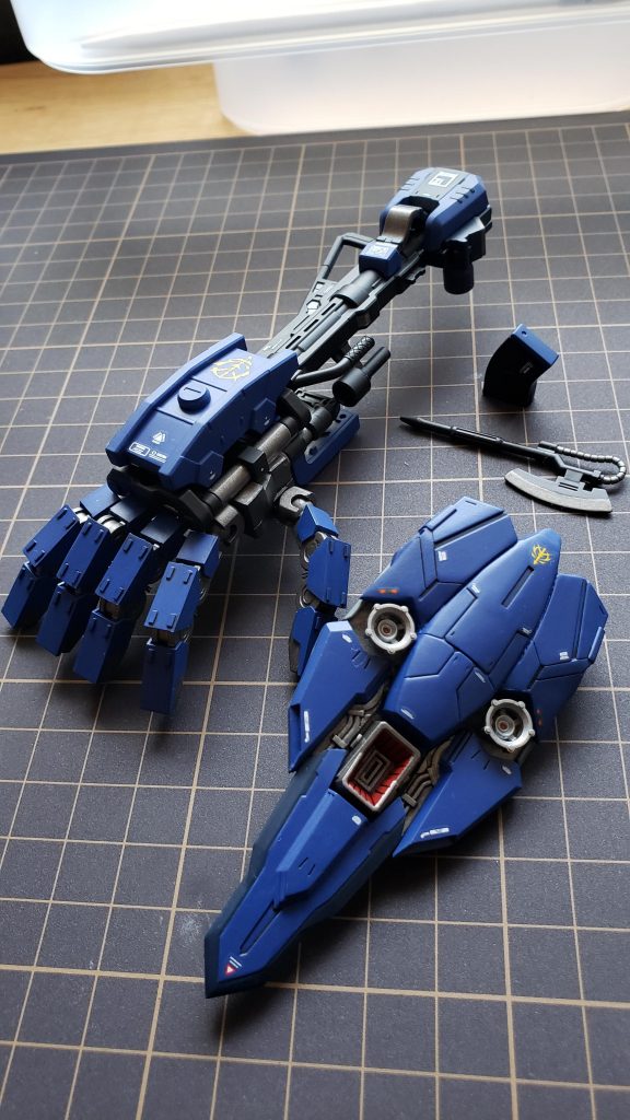 武器単体写真です。ヒートホークと比べるとかなり大型装備であることがわかると思います。