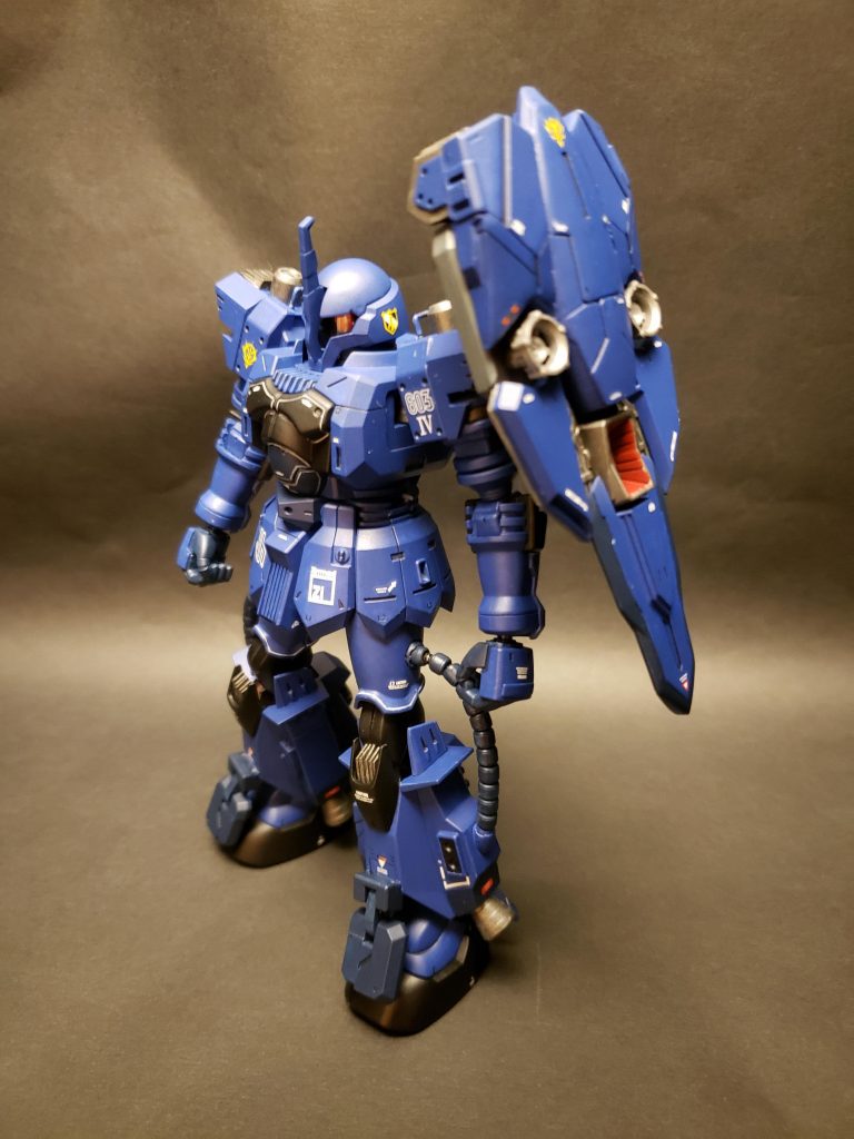 本体は主に高機動型ザクのパーツを利用してシルエットが変わるような改造を行っています。