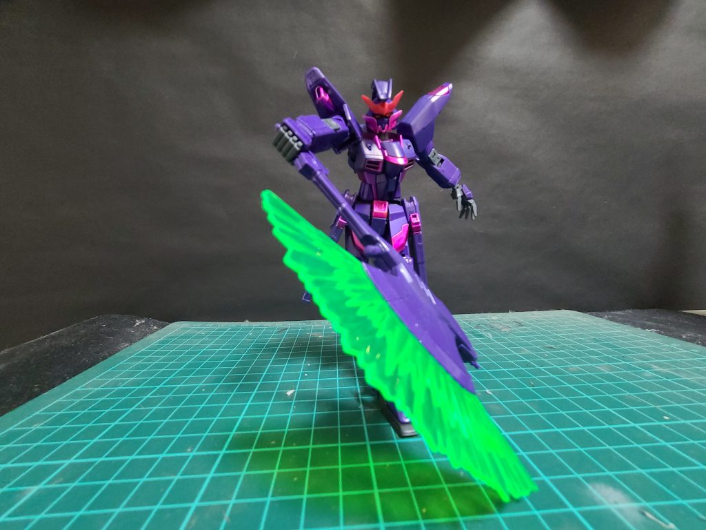 主武装としてビームアックスを装備