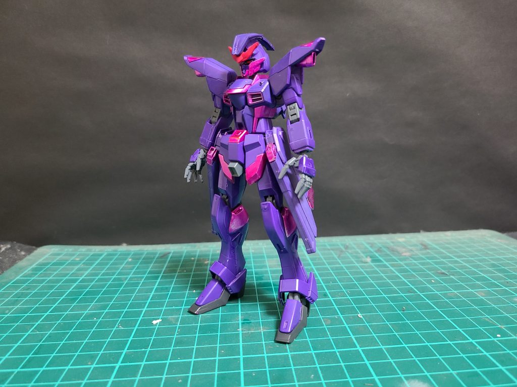 突如現れた謎のエネミー。ガンプラバトルの最中に侵入し現れてプレイヤーを襲いそして消える事から「侵入者」の意味をこめてゲームマスターから名称されている。ELダイバーと同じデータ粒子であり処理する前に調査をしていたが一時的に現れなくなり落ち着いていたが…