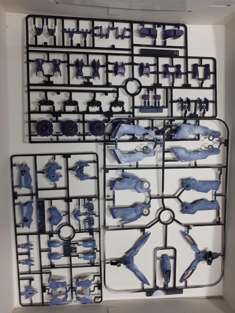 ランナーのまま塗装してあります。