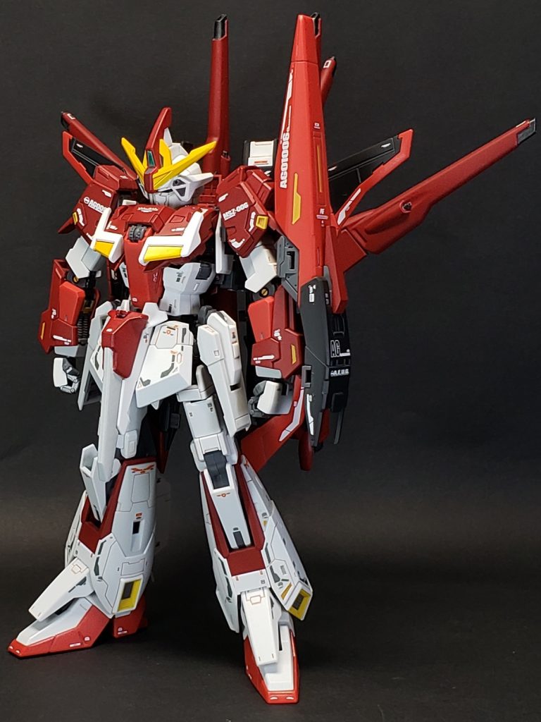 頭部アンテナは付録キットを加工して取り付けています。胸部やフロントアーマー部にはガンプラバトルアームアームズのZ炎用パーツを取り付けています。元の青い部分だけシタデルカラーの筆塗りで赤に変更し、白い部分などはほとんど成型色仕上げです。