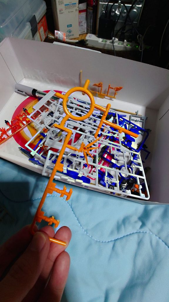 黄橙色⇒クリアーオレンジを吹いた参考画像。上の丸い部分は黄橙だけ、そこから下が上からクリアーオレンジを吹いている個所。オレンジの赤みが若干追加されて黄橙が橙に近くなった感じが分かってもらえるかと思います。