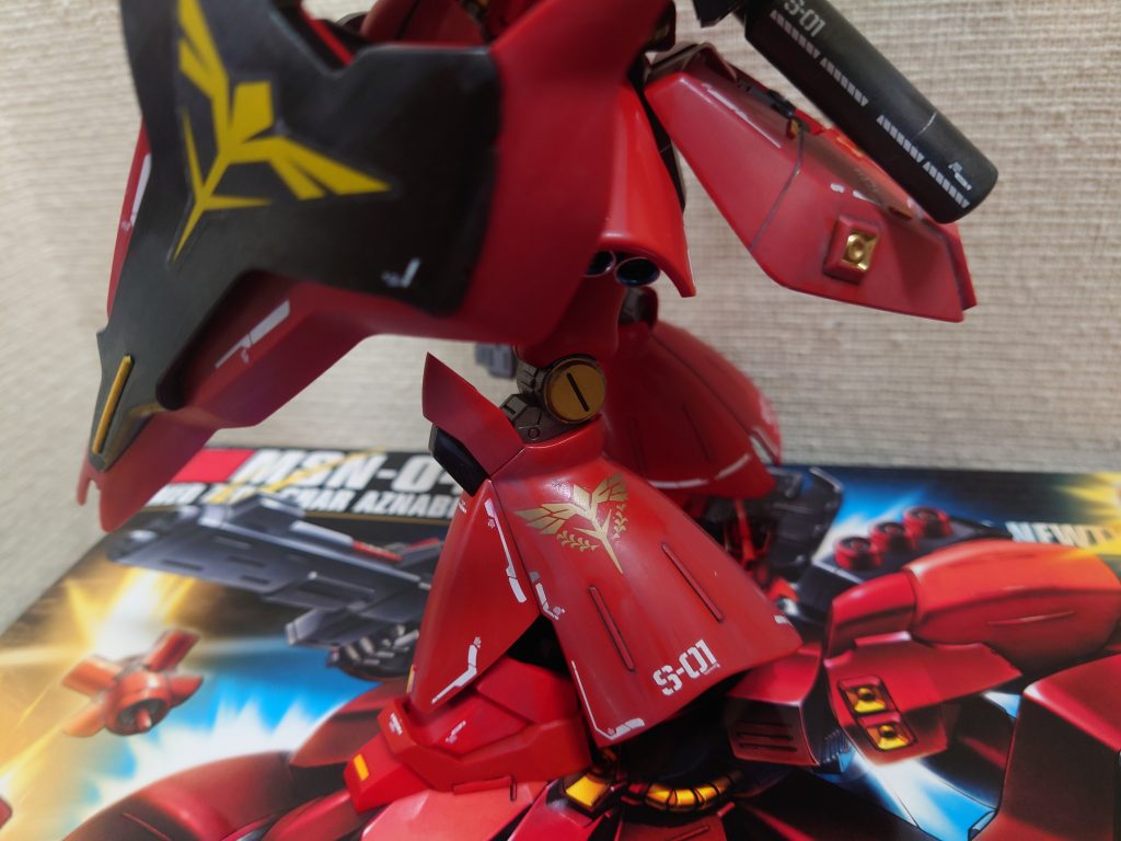 左ふくらはぎあたりのこのデカールがお気に入り。デカールはRGサザビーの水転写を使ってます。